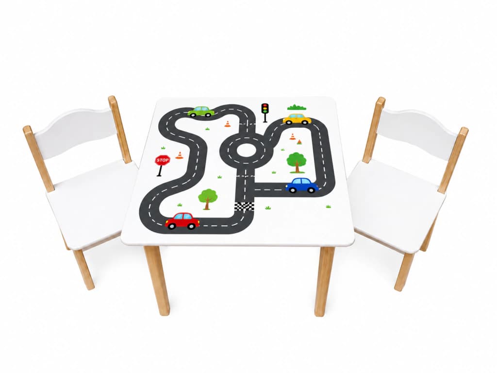 Mesa infantil con una pista de autos gris impresa en la tabla y dos sillas blancas